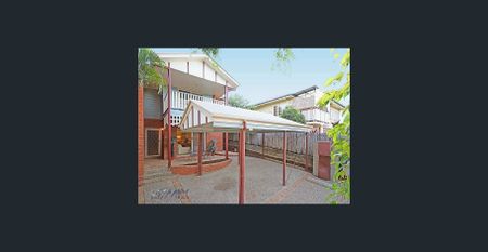 Spacious Townhouse - Photo 2