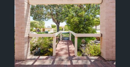 Large Family Home in Quiet Street - Freshly Painted Throughout! - Photo 3