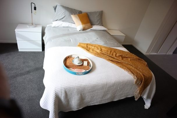 Fully furnished, self contained, studio room! - Photo 1