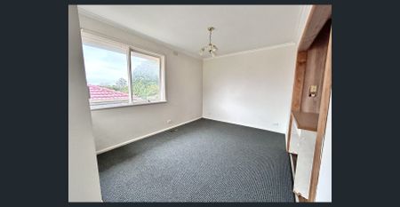 Room to Grow ~ Large and Spacious 3 Bed ~ 2 Bath ~ 2 Living Home with Gardens and Single Garage - Photo 5