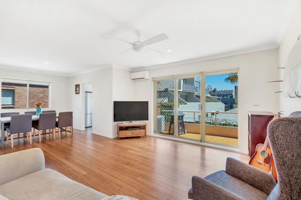 Renovated, spacious, north-facing and convenient - Photo 1