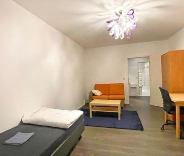 Furnished Room with Balcony in a Quiet Residential Area - Photo 1