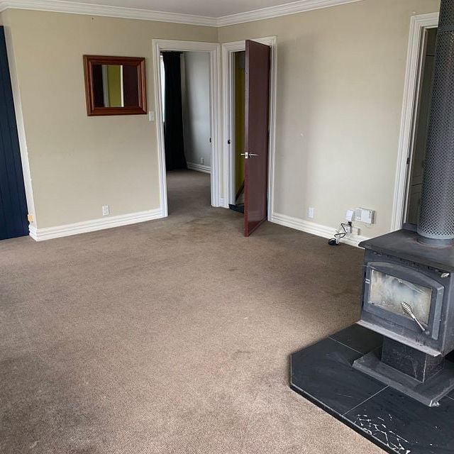 Charming 2BR Home with Deck & Shed! - Photo 1