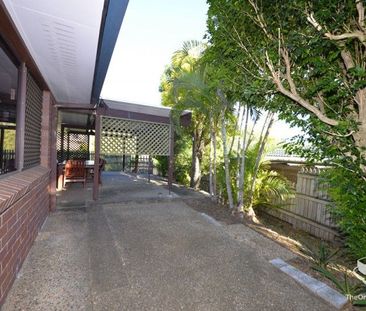 Peaceful home within 5 min to Shopping Centre and coveted schools - Photo 4