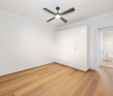 Fully renovated unit with private courtyard! - Photo 6