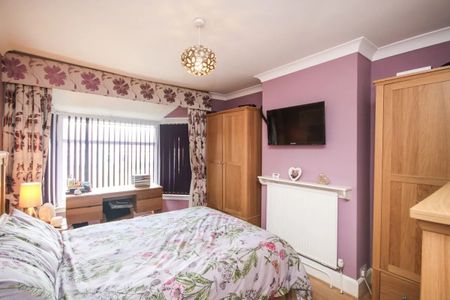 3 Bed Terraced House, Kenpas Highway, CV3 - Photo 2