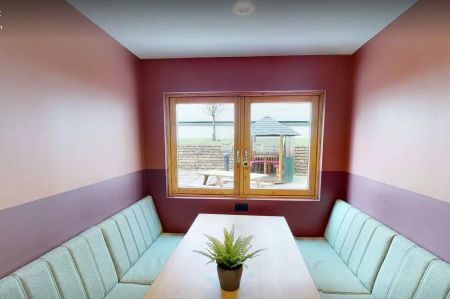 Large En-Suite - Standard Level - Photo 2