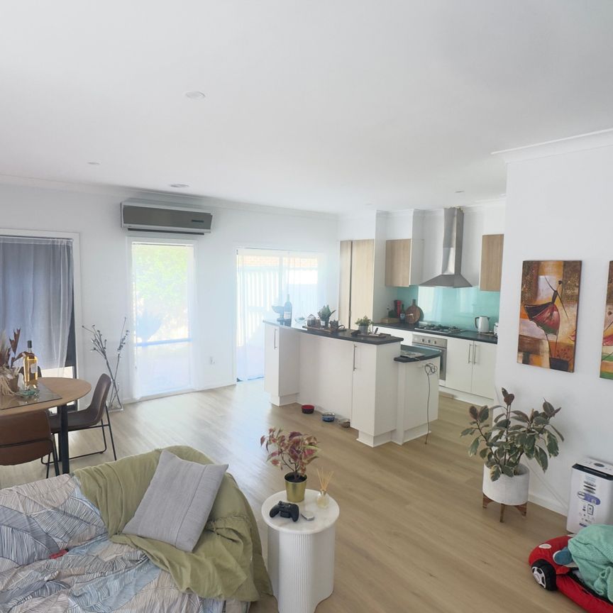 Caroline Springs - Photo 1