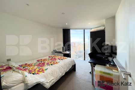 Located on the 17th floor of this iconic development with 24 hour concierge . - Photo 4