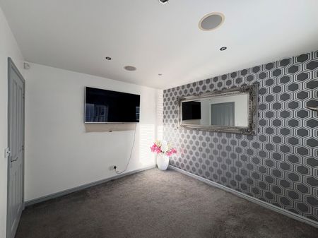 4 bedroom semi-detached house to rent - Photo 2