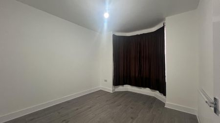 3 bedroom flat to rent - Photo 3
