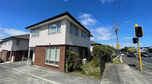 Modern home in the heart of Manurewa - Photo 1