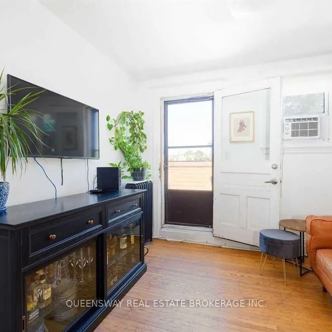 17 Fairholt Street S #Upper - Photo 1