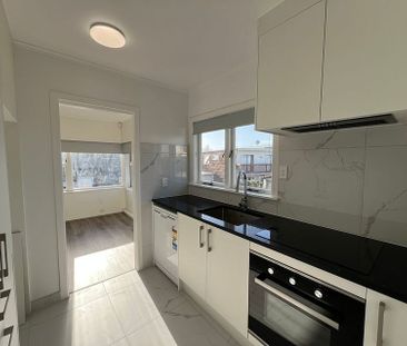 Newly Renovated 3BR Townhouse in Pakuranga Heights - Photo 5