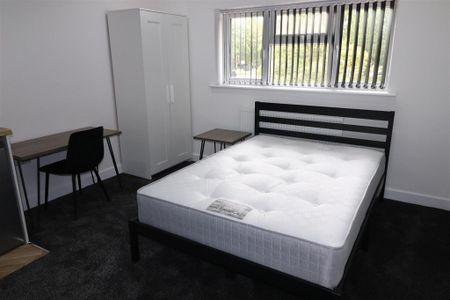 1 bedroom in a house share to rent - Photo 4