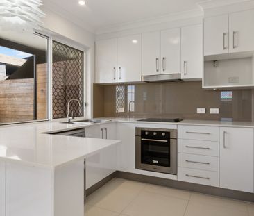 Modern & Private Townhouse - Double Lock Up Garage and 3 Complete B... - Photo 6