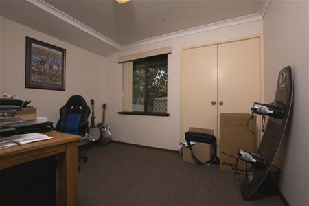 🏡 Spacious 4x2 Family Home in Prime Leeming Location! - Photo 3