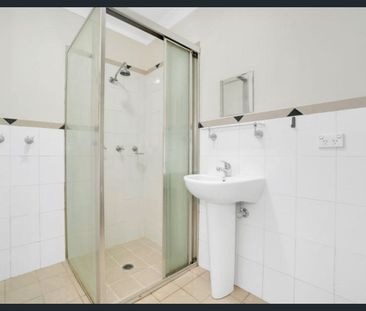 Modern One Bedroom Apartment with access to Courtyard - Blair St Bo... - Photo 4