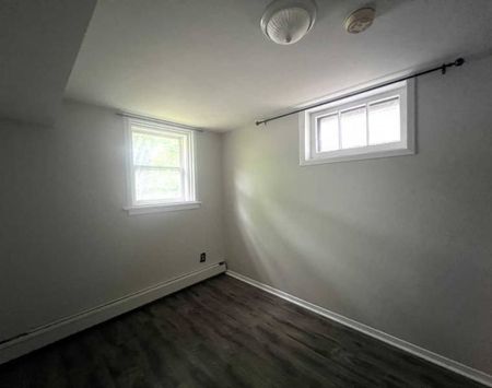 Acadia ~ Great 2 BR Main Floor Flat in Halifax! - Photo 5