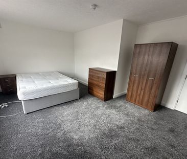 Queens Road, Beeston, NG9 - Photo 4