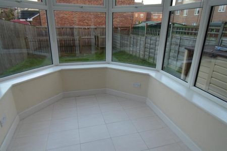 Royal Troon Drive, Wakefield, West Yorkshire - Photo 2