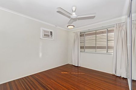 IDYLLIC 3 BEDROOM FAMILY HOME IN PRIME LOCATION! - Photo 4