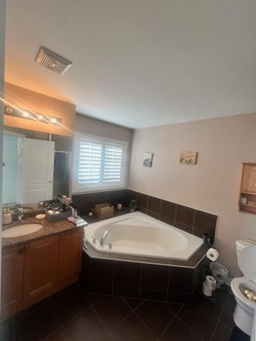 For Lease - 4 Raintree Drive, Hamilton, Ontario - Photo 4