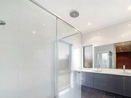 Fantastic location close to the Shopping Centre, schools, park and transport. - Photo 5