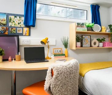Large Standard Double Ensuite: Two Bed Flat - Photo 4