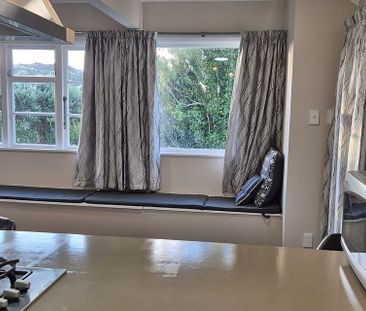 3 Bedroom double bathroom Centralised heat/cool - Photo 5