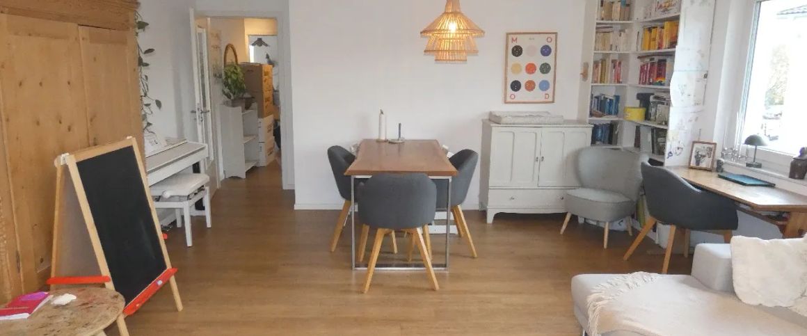 Moderne 4-Zimmer-Dachgeschoss-Wohnung mit Einbauküche und Aufzug im Haus - Photo 1