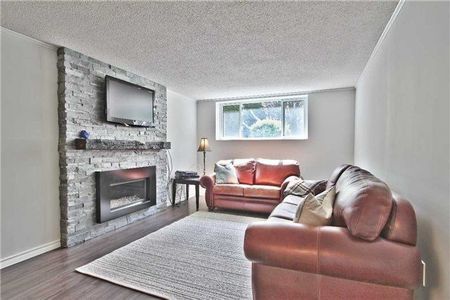 For Lease - 208 Pine Cove Road, Burlington, Ontario - Photo 4
