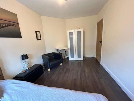 1 bedroom in a house share to rent - Photo 4