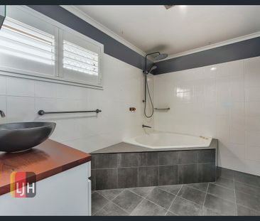 SPACIOUS, AIR CONDITIONED HOME CLOSE TO EVERYTHING - Photo 4