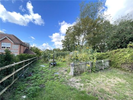 Bright and airy two bedroom semi-detached cottage in a super position located in the popular village of Sparsholt with Primary School, shop and pub. Offers easy access to the mainline railway station in Winchester and the amenities of Weeke including Waitrose. - Photo 5