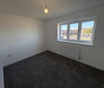 3 bedroom semi-detached house to rent - Photo 2