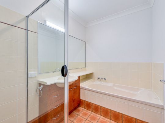 2/7 Coral Avenue, Labrador - Photo 1