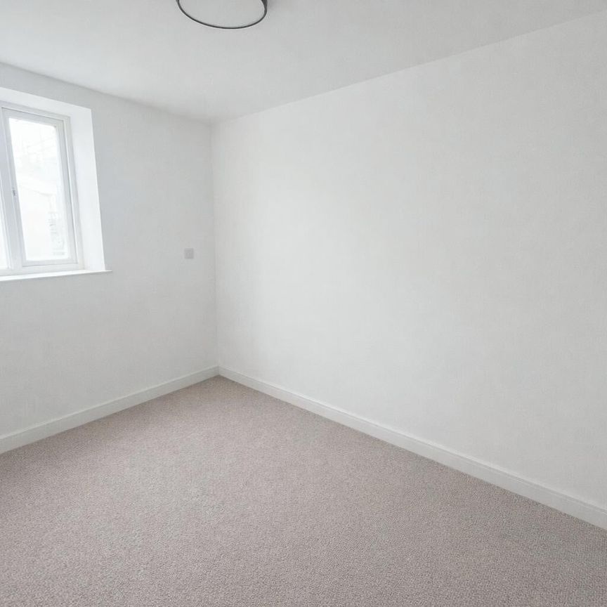 Taff Embankment, Cardiff, Grangetown - Photo 1