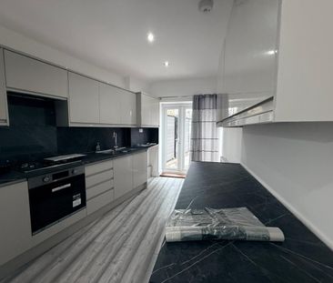 3 Bed Semi-Detached House, Redbridge Lane East, IG4 - Photo 5