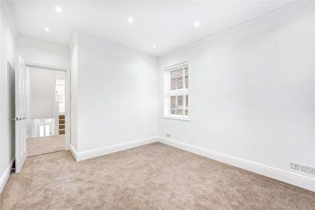 Excellent, recently refurbished, five bedroom home in a desirable location, boasting of fantastic family living space. NO HMO LICENSE AVAILABLE - Photo 2