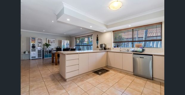 BIG FAMILY LIVING IN A PRIME SPEARWOOD LOCATION - Photo 1