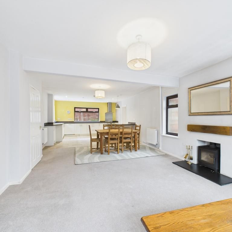 4 bedroom semi-detached house to rent - Photo 1