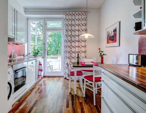 Beautiful historic apartment facing the courtyard - Foto 1