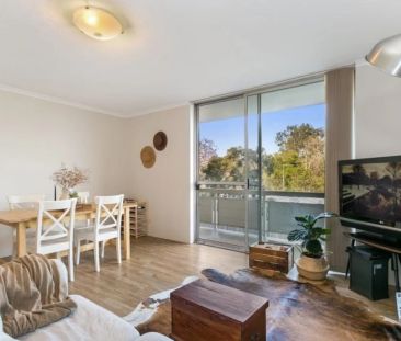 Easy & Modern Living in Leafy Corinda - Photo 2