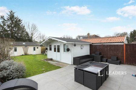 4 bedroom semi-detached house to rent - Photo 2