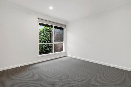 SIX MONTH LEASE AVAILABLE! TWO BEDROOM TOWNHOUSE WITH COURTYARD NEAR ELSTERNWICK PARK. - Photo 1