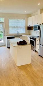 Beautiful three bedroom townhouse corner unit - Photo 4