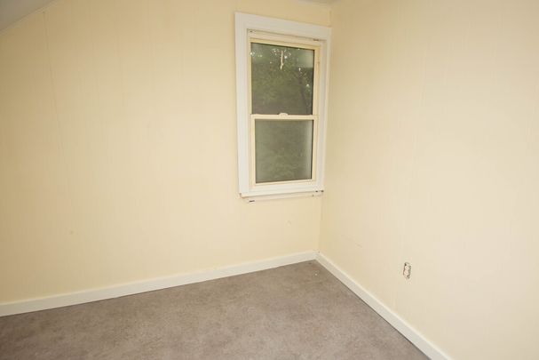 **COZY** ONE BED + DEN APARTMENT IN WELLAND!** - Photo 1