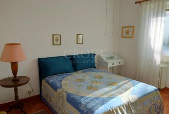 Ardeatina-Divino Amore: Quiet, charming rustic villa, big and well-curated garden, 3 beds, 1 study, 3 baths, living room, kitchen, with terraces , AC and parking space. Ref 2322