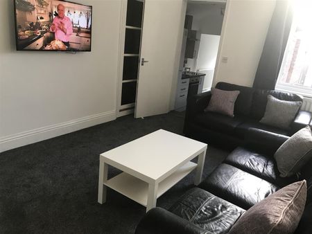 Newcastle upon Tyne - Photo 3